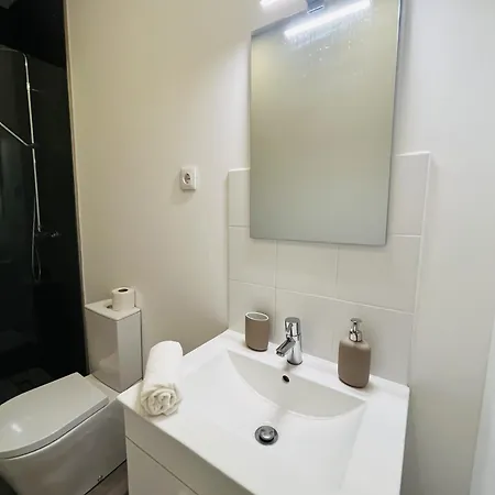 Center Apt- Two Bedroom In Martim Moniz 아파트